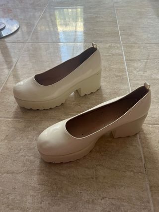 Zapatos beige de plataforma