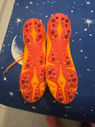 Botas de fútbol naranjas talla 39
