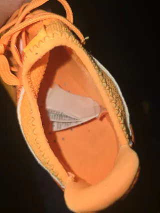 Botas de fútbol naranjas talla 39