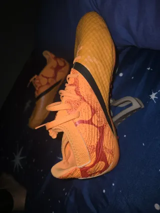 Botas de fútbol naranjas talla 39