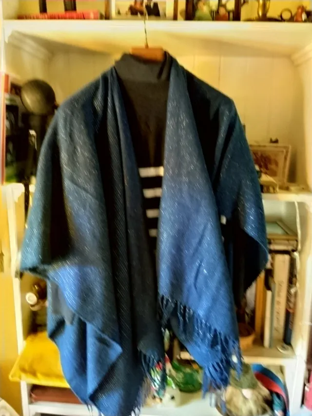 Capa azul marino con brillos plateados