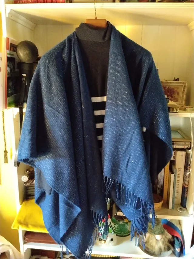 Capa azul marino con brillos plateados