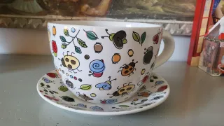 Tazza gigante decorata con insetti e lumache