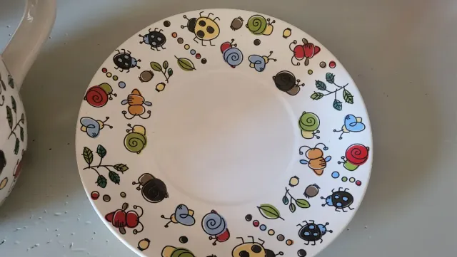 Tazza gigante decorata con insetti e lumache