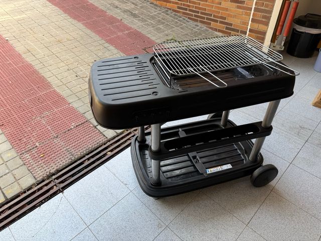 Barbacoa portátil negra y plateada