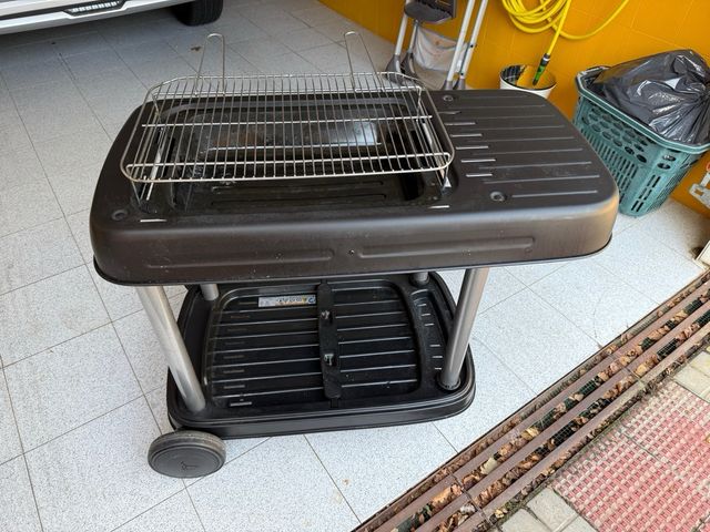 Barbacoa portátil negra y plateada