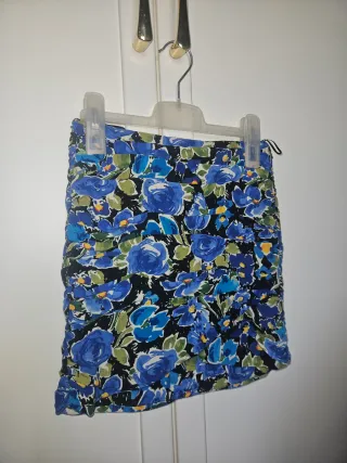 Falda Zara flores con fruncido