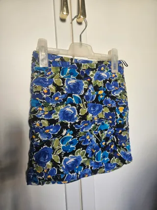 Falda Zara flores con fruncido