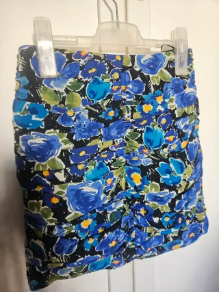 Falda Zara flores con fruncido