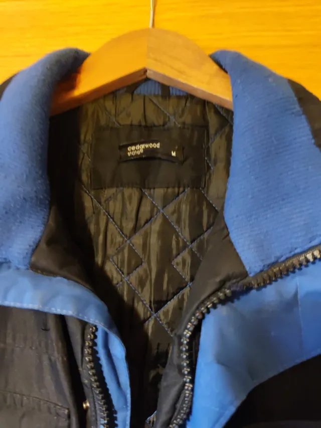 Cazadora acolchada hombre negra y azul