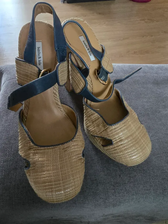 Zapatos Bimba y Lola Azul y Dorado