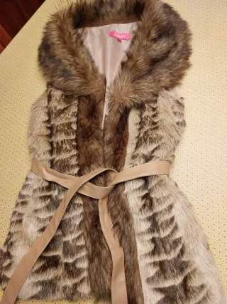 Chaleco de pelo sintético con cinturón