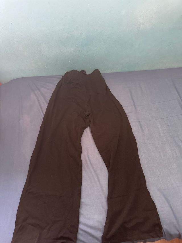 Pantalón negro ancho de Zara