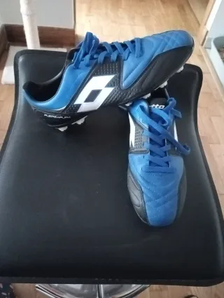 Botas de fútbol Lotto azules y negras