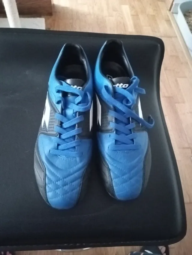 Botas de fútbol Lotto azules y negras