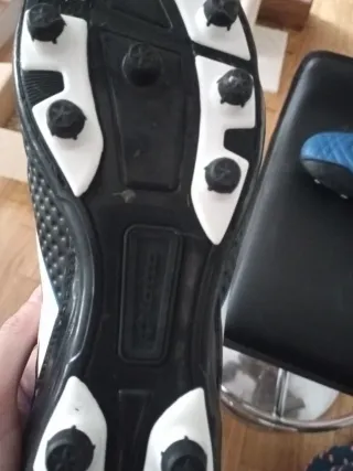 Botas de fútbol Lotto azules y negras