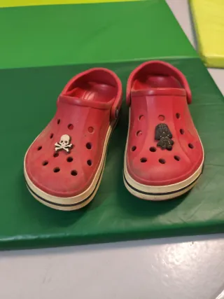 Crocs niño rojos
