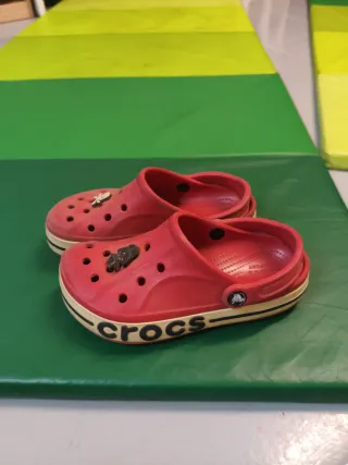 Crocs niño rojos