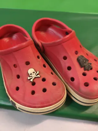 Crocs niño rojos
