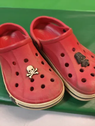 Crocs niño rojos
