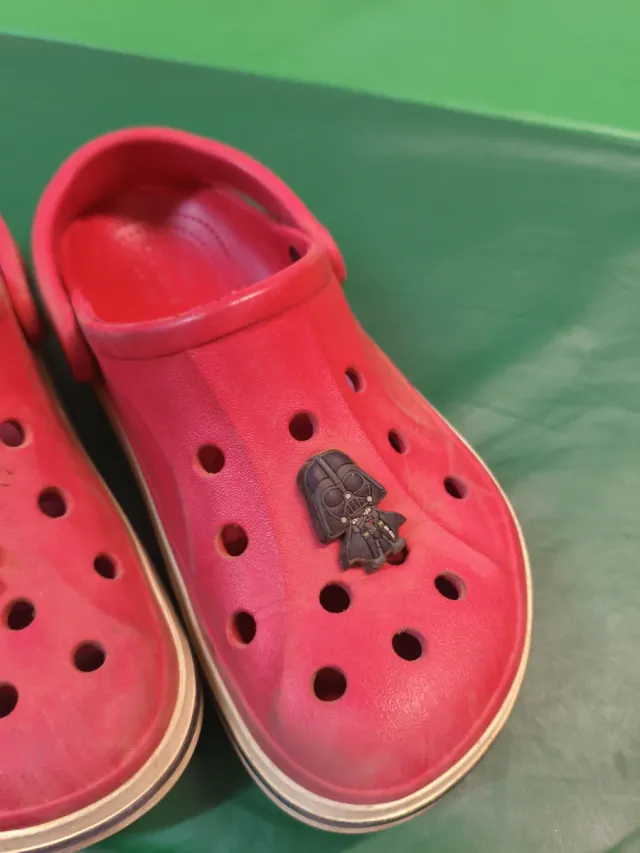 Crocs niño rojos