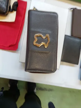 Cartera monedero con detalle dorado cuero negro