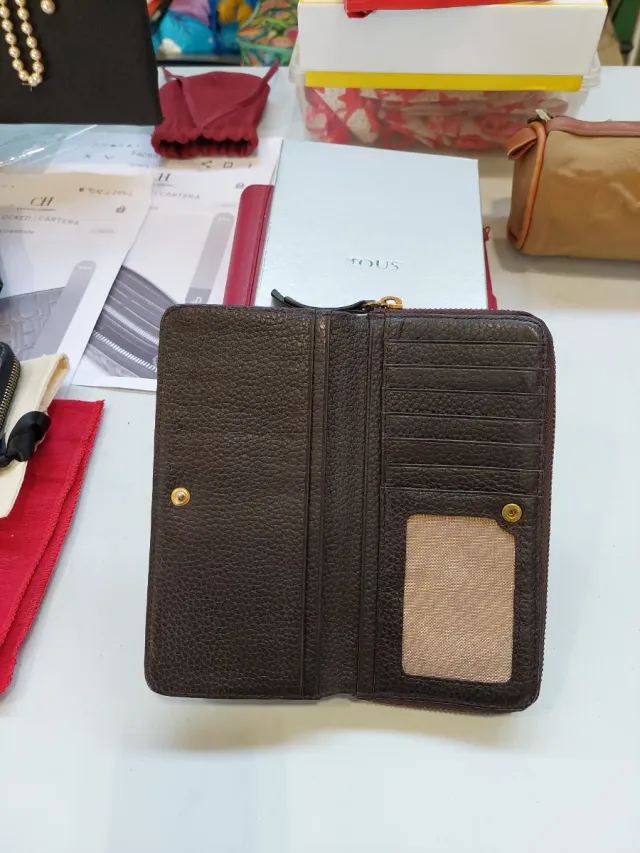 Cartera monedero con detalle dorado cuero negro