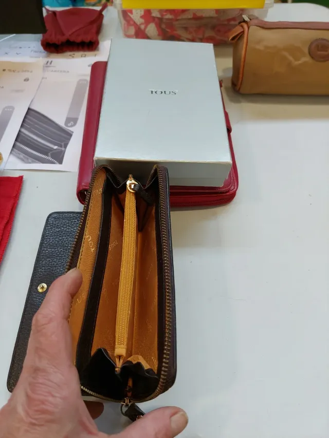 Cartera monedero con detalle dorado cuero negro