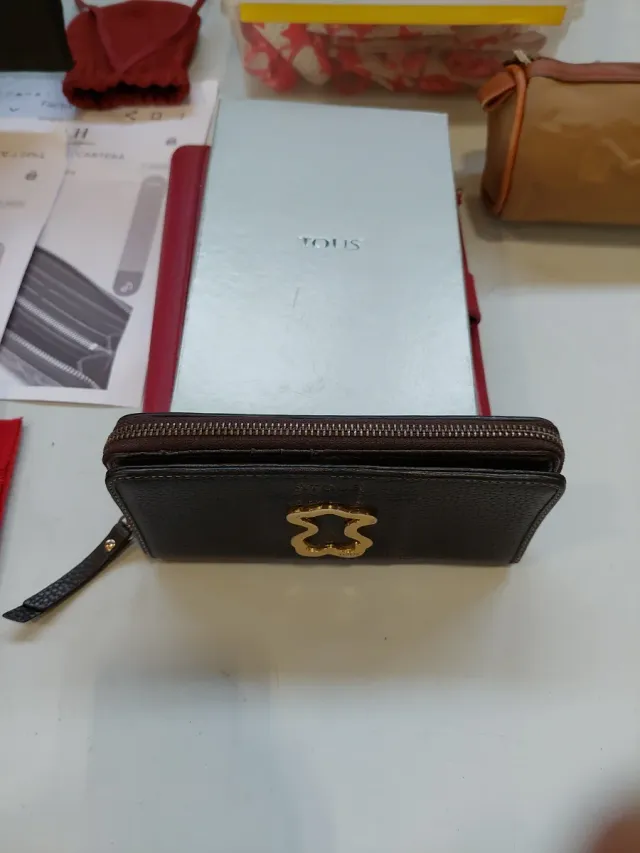 Cartera monedero con detalle dorado cuero negro