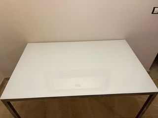 Mesa comedor cristal y metal Ikea