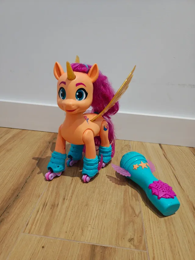 My Little Pony Sunny con Patines y Micrófono