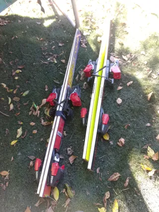 2 Esquís con fijaciones