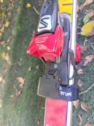 2 Esquís con fijaciones