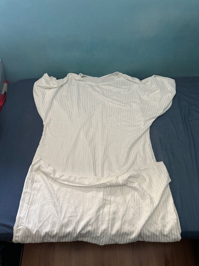 Vestido blanco largo con detalles plateados