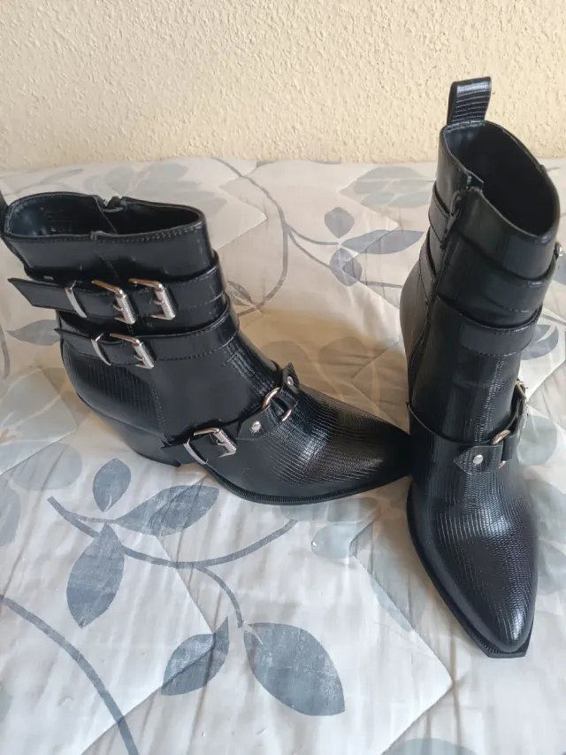 Botines negros con hebillas T39