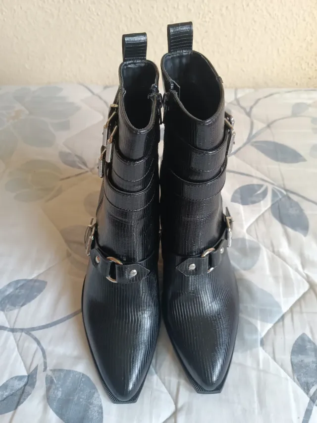 Botines negros con hebillas T39