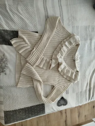 Maglioncino beige con volant