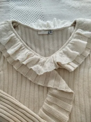 Maglioncino beige con volant