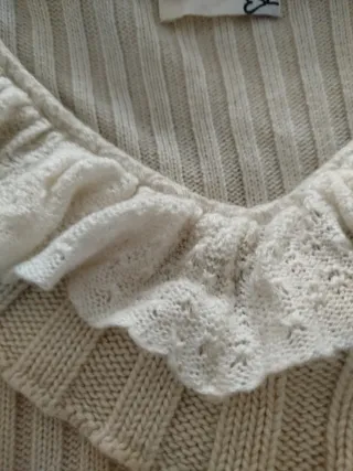 Maglioncino beige con volant