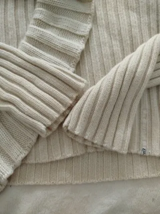 Maglioncino beige con volant