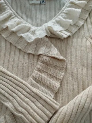 Maglioncino beige con volant