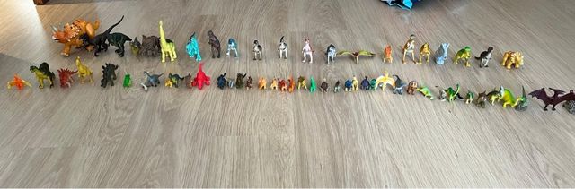 Figuras de dinosaurios variados
