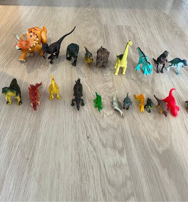 Figuras de dinosaurios variados