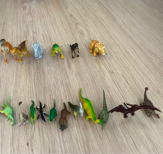 Figuras de dinosaurios variados