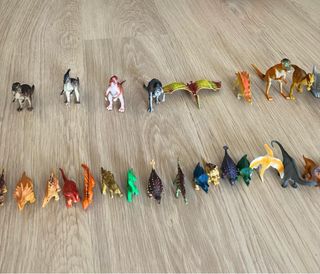 Figuras de dinosaurios variados