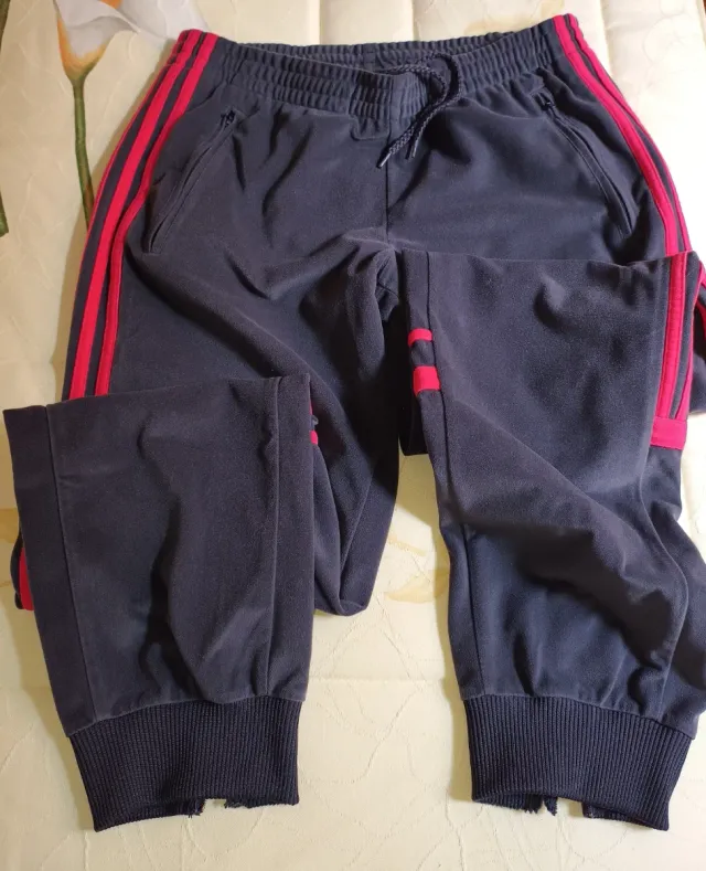 Pantalón chándal Adidas chica gris oscuro y fucsia