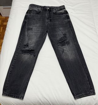 Pantalones vaqueros grises rotos