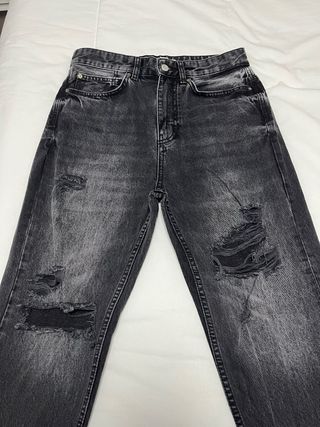 Pantalones vaqueros grises rotos