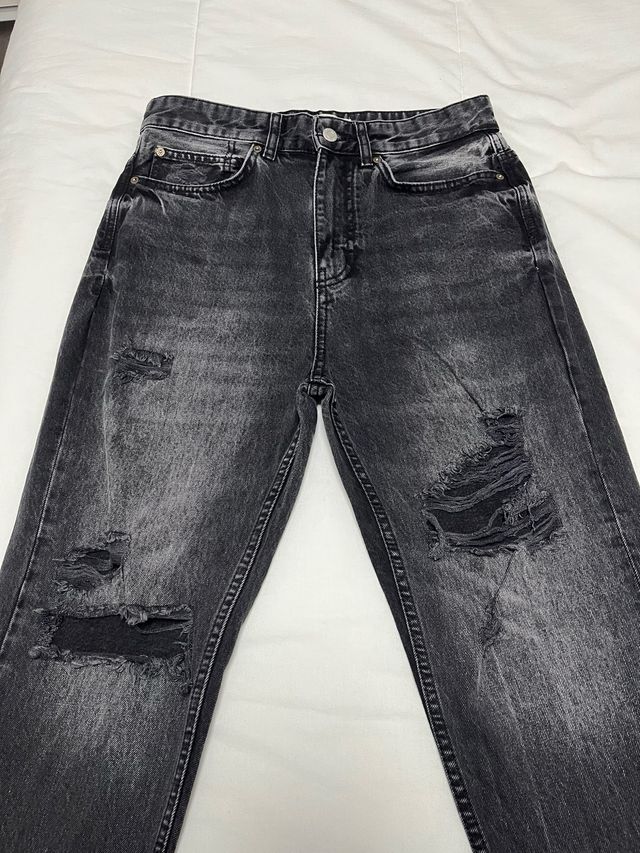 Pantalones vaqueros grises rotos