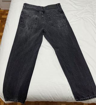 Pantalones vaqueros grises rotos